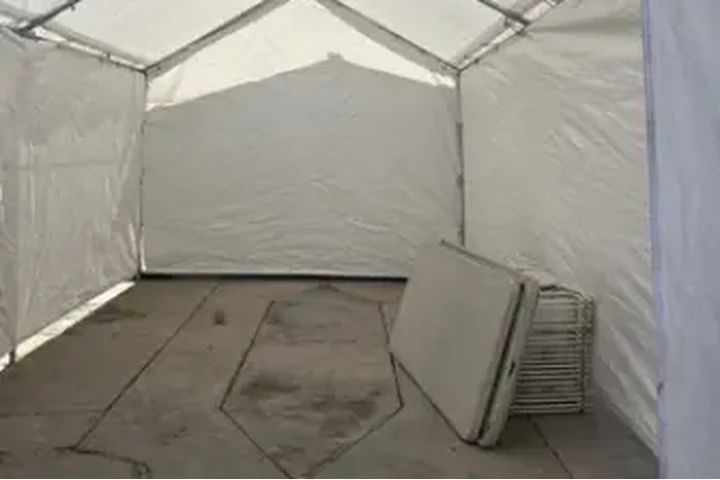 RENTA DE MESAS Y SILLAS image 2