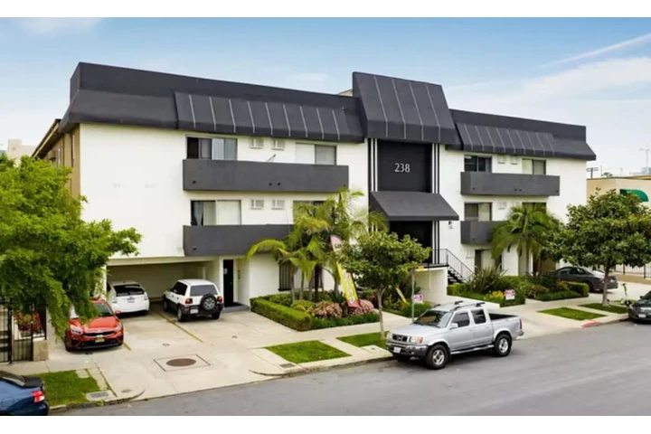 $1850 : 2 bedroom apartment in LA image 1