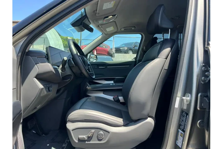 $35200 : 2024 EV9 Light Standard RWD image 10
