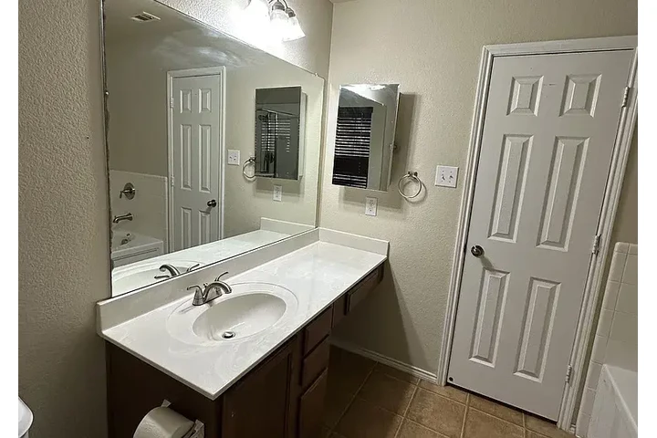 $1470 : HOUSE RENT IN DALLAS TAXES image 3