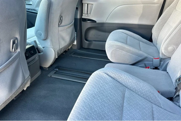 $25000 : Toyota Sienna 2020 LE 7-Pass image 7