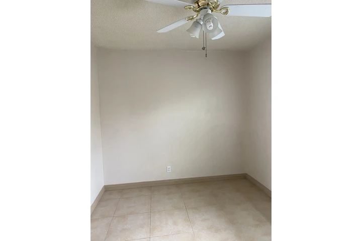 $800 : Se renta recamara image 4