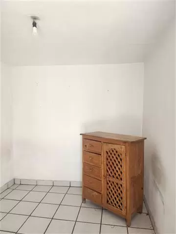 $2700 : Cuarto image 4