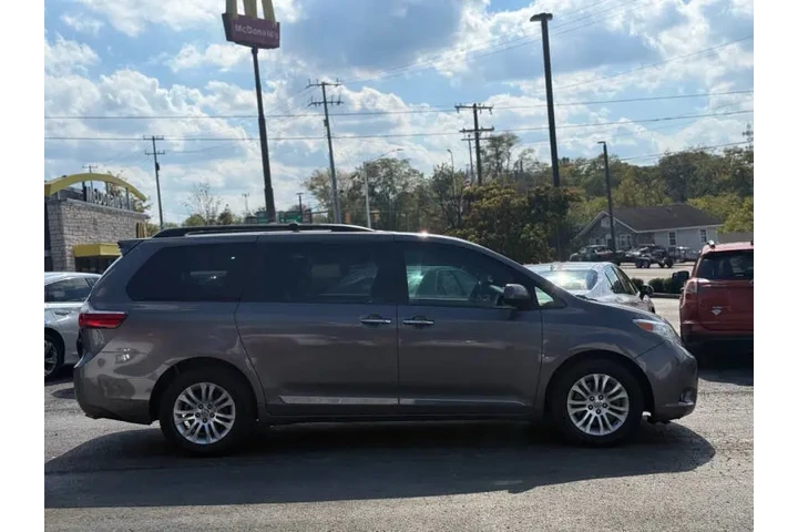 $17995 : 2017 Sienna XLE 8-Passenger image 5