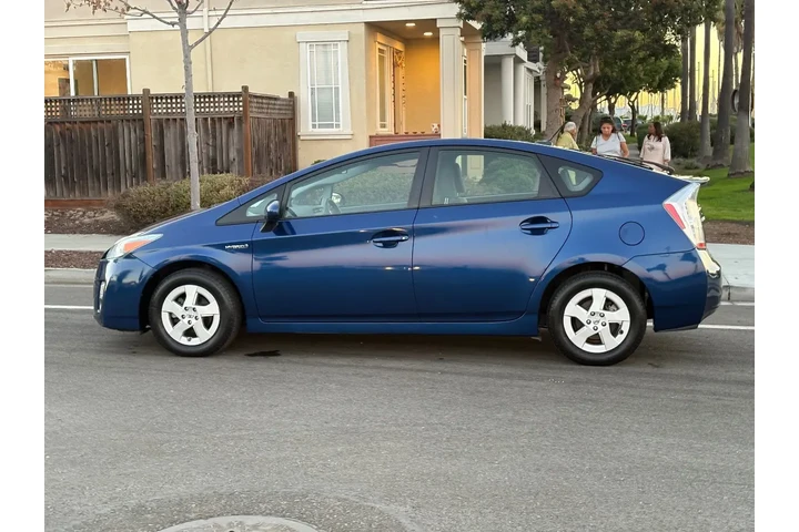 $10988 : 2011 Prius II image 1