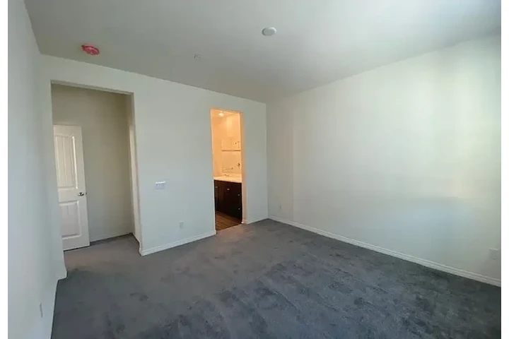 $800 : Spacious 1 bedroom/ 1bathroom image 10