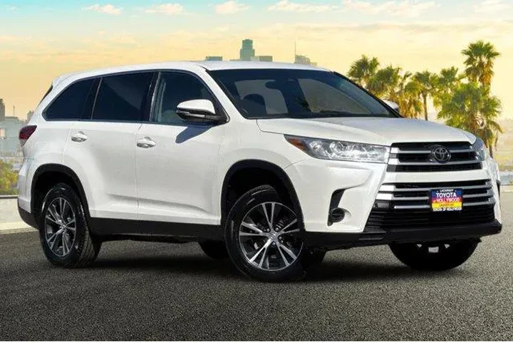 $18888 : Toyota Highlander 2019 LE 4d image 2