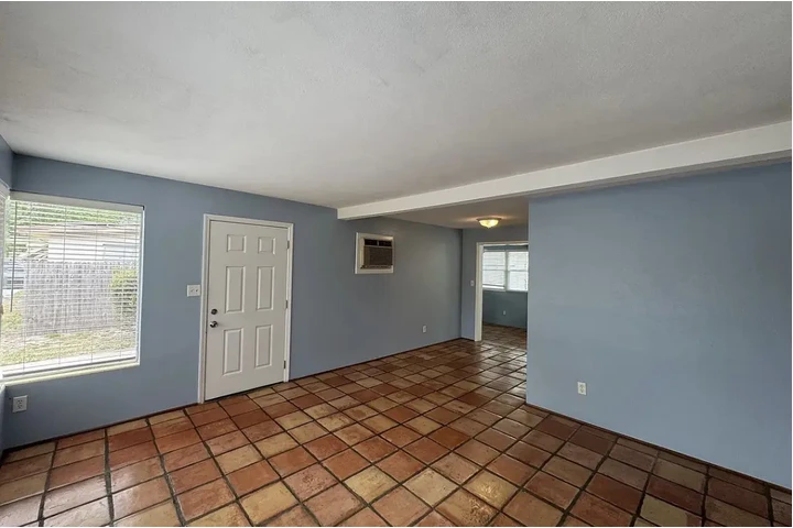 $900 : Single modern stainless home image 3