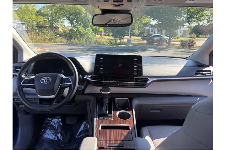 $40994 : Gold Certified2024 Sienna XLE image 4