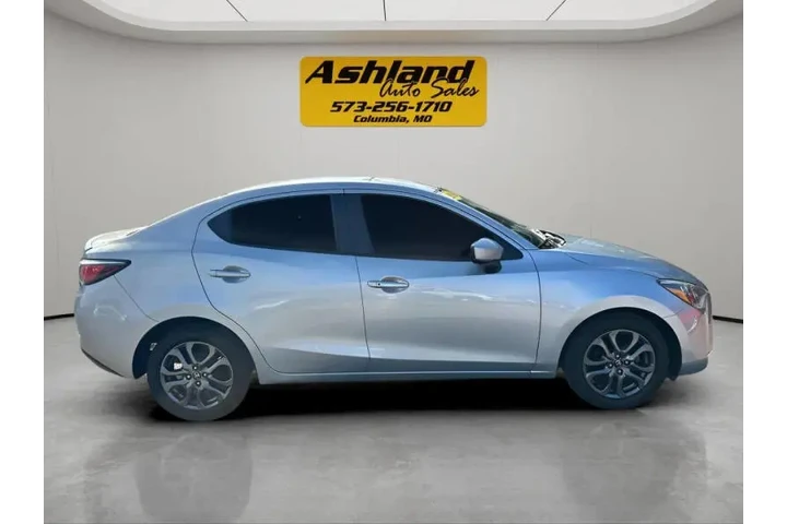 $10900 : 2019 Yaris LE image 7