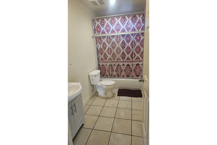 $1000 : Se renta habitacion image 1