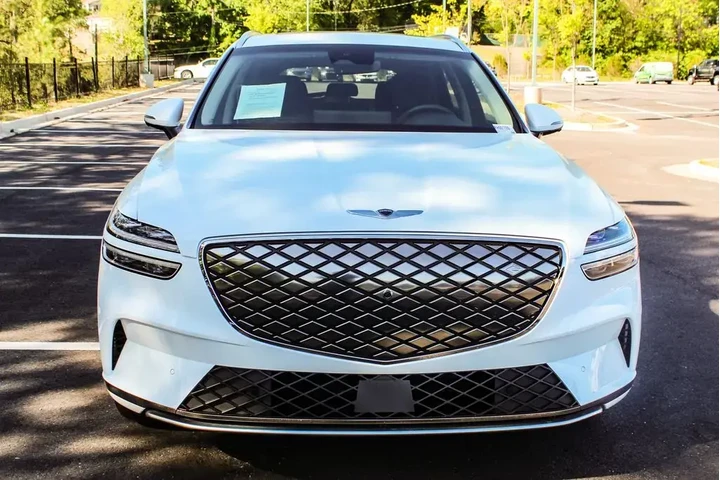 $32960 : Genesis Electrified GV70 202 image 8