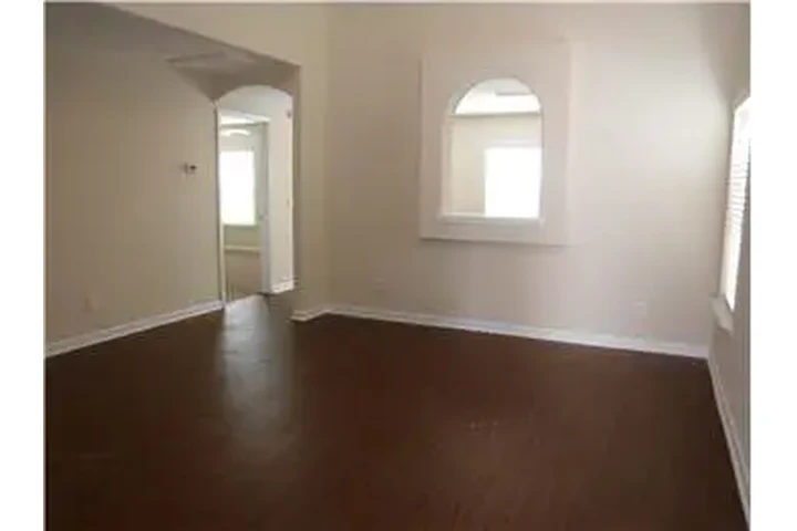 $2000 : Rental property with 4 bedro image 6