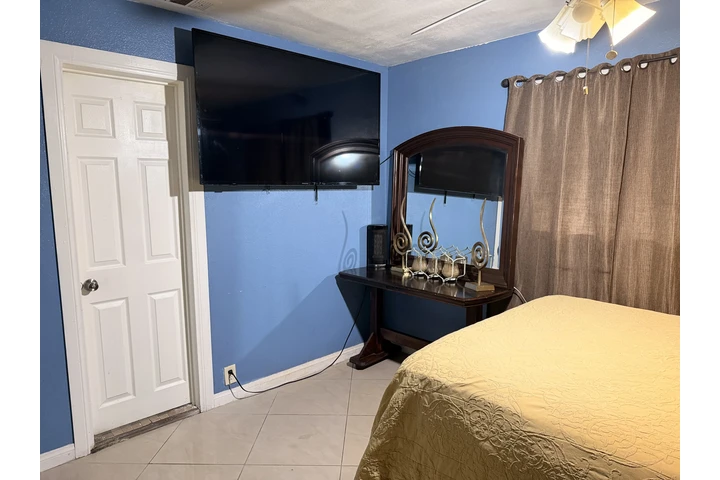 $900 : Recámara amueblada Ontario image 2