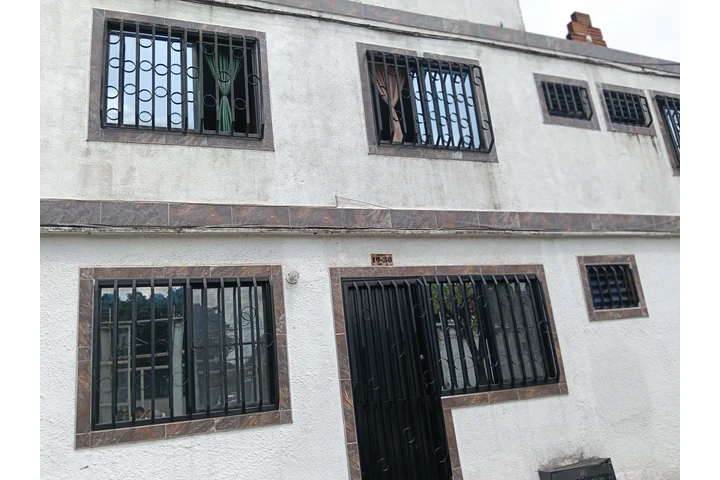 $550000 : Alquiler de estudio dama sola image 2