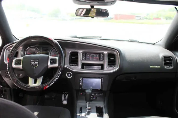 2013 Charger SE image 8