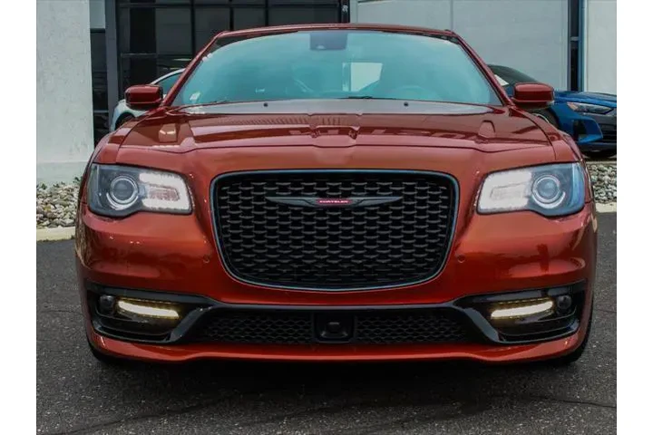 $31990 : Chrysler 300 2021 S V8 4dr S image 2