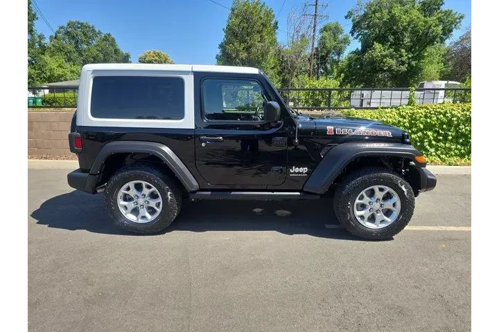 $37995 : Jeep Wrangler 2021 4x4 Islan image 3