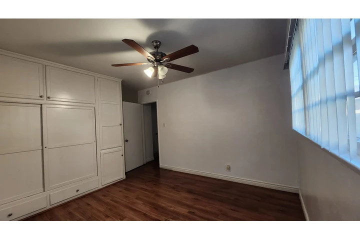 $1100 : En Glendale, se renta cuarto image 2