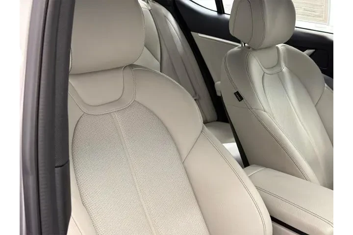 $27500 : Genesis G70 2024 2.5T Standa image 9