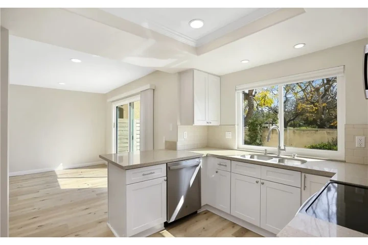 $2300 : 3 Bedroom Apartment in LA image 4