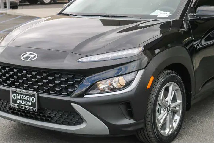 $17587 : Hyundai KONA 2022 AWD SEL 4d image 4