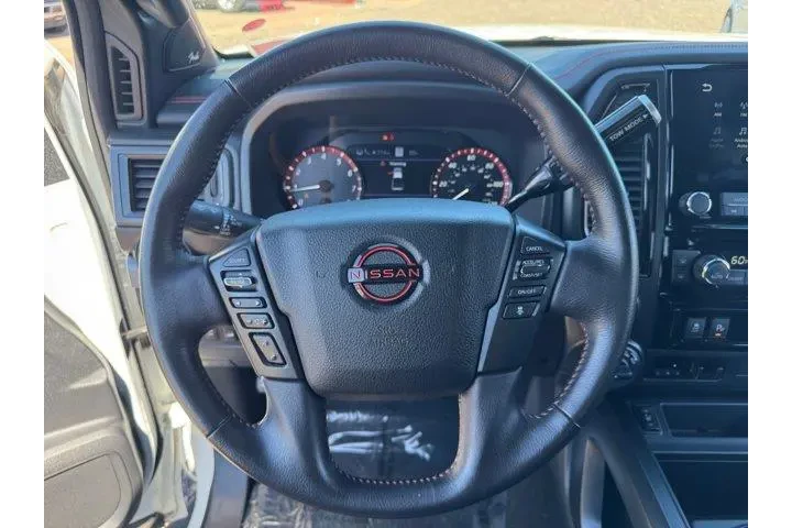 Nissan Titan 2023 4x4 PRO-4X image 9