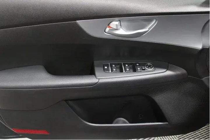 $17989 : Kia Forte 2023 LXS 4dr Sedan image 3