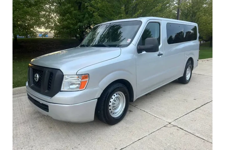 $18997 : 2019 NV 3500 HD S image 4