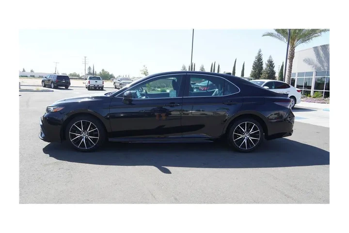 $24984 : 2023 Camry SE Sedan 4D image 9