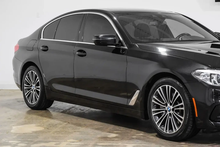 $17490 : 2019 5 Series 530i image 9