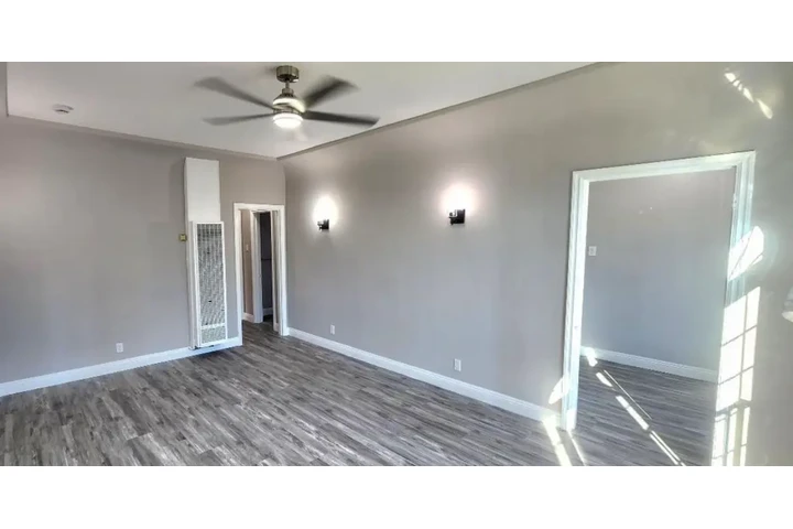 $1950 : 2 Bedroom Apt in Los Angeles image 4