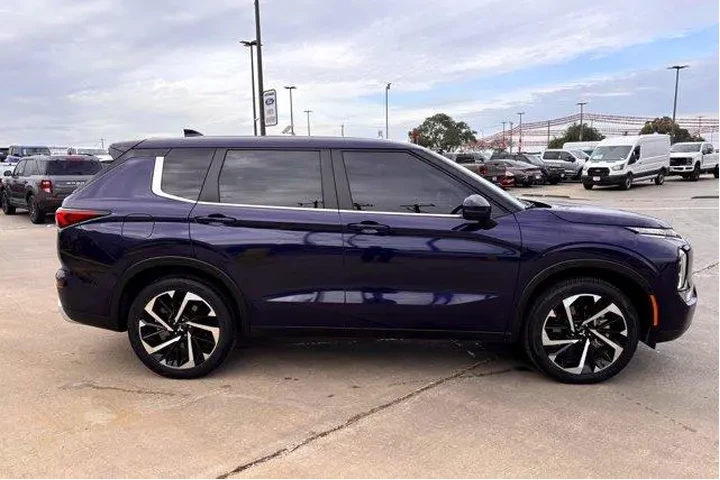 $24977 : Mitsubishi Outlander 2023 SE image 9