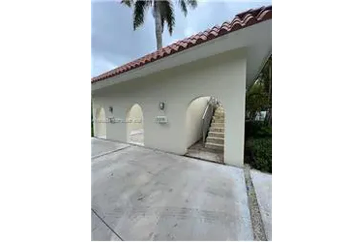 $4500 : Rental property with 4 bedro image 2