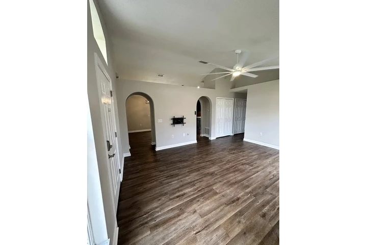 $1000 : charming 3 bedroom home image 4