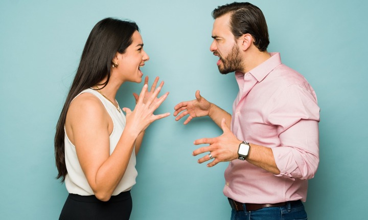 pareja discutiendo