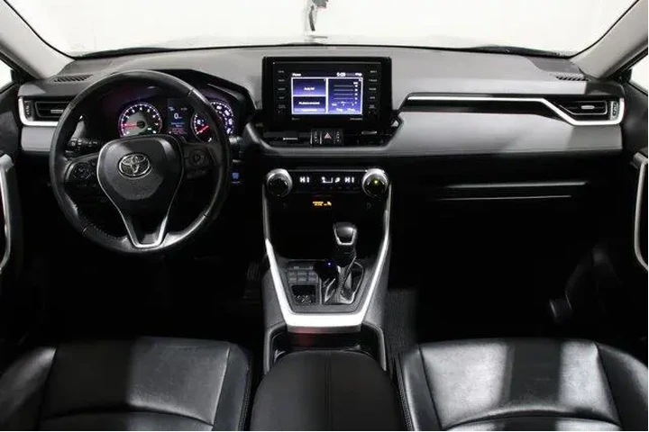 $29998 : Toyota RAV4 2021 AWD XLE Pre image 3