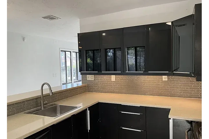 $2000 : HOUSE FOR RENT IN MAIMI FL image 3