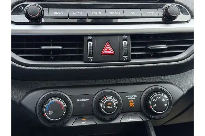 $17451 : Kia Forte 2024 LX 4dr Sedan image 7