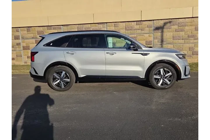 $22358 : Kia Sorento 2021 S 4dr SUV image 2