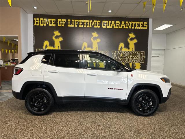 $29995 : 2023 Compass Trailhawk image 1