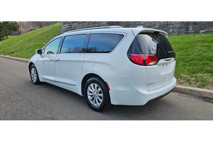 $10495 : 2018 Pacifica Touring L image 5