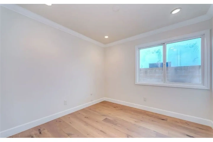 $2550 : 3 Bedroom in Koreatown, LA image 6