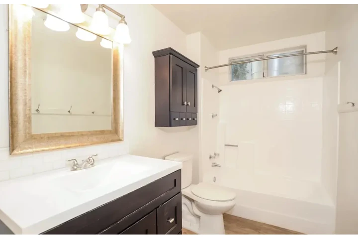 $2500 : 3 Bedroom Home in Los Angeles image 9