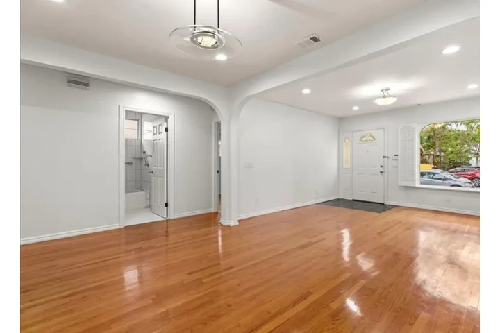 $2400 : Nice 3Bedroom House in LA image 3