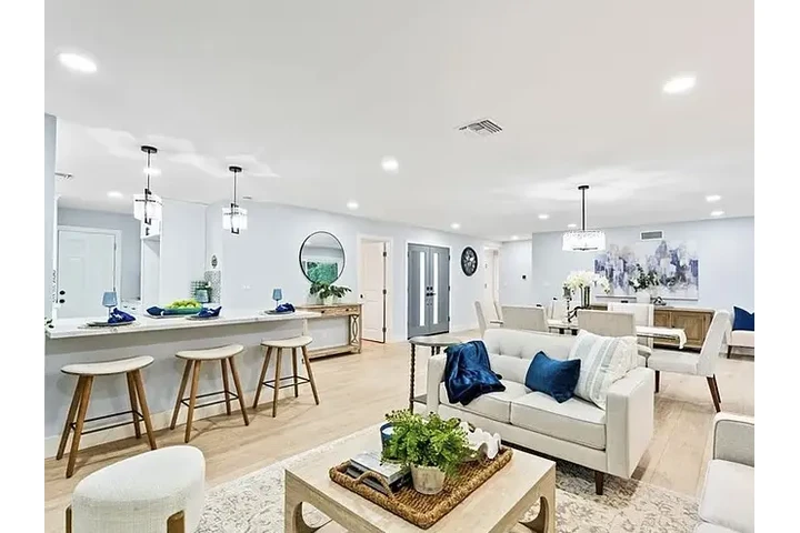 $2000 : HOUSE FOR RENT image 4