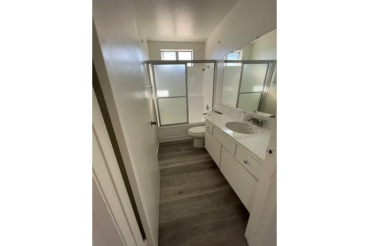 $2200 : Beautiful 2 beds 2 bath image 4