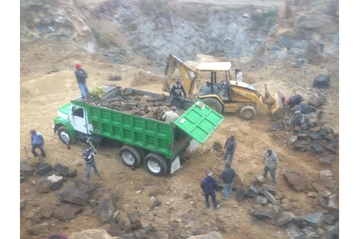 Acarreos maquinaria vicam image 2