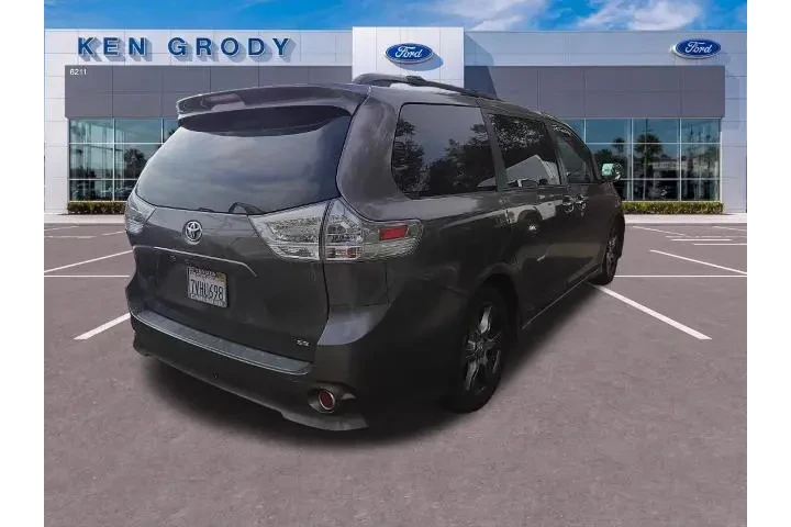 $19085 : Toyota Sienna 2017 SE 8-Pass image 2