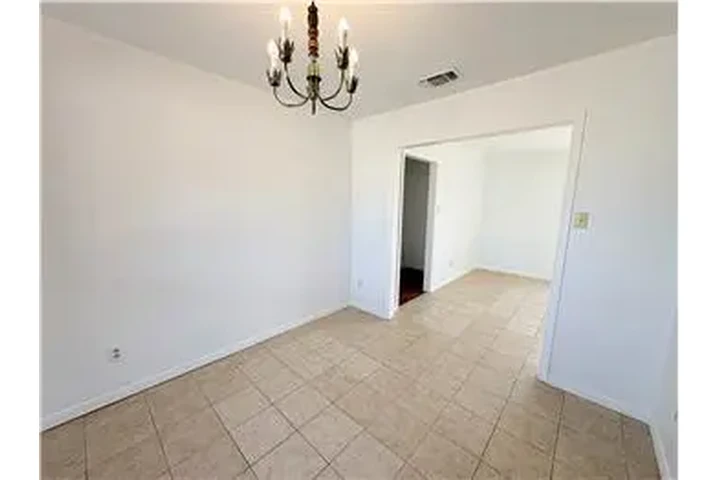 $750 : Rental property with 2 bedro image 8